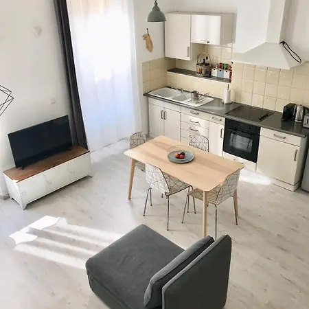 Great Historic Neighborhood Location!! Apartman *