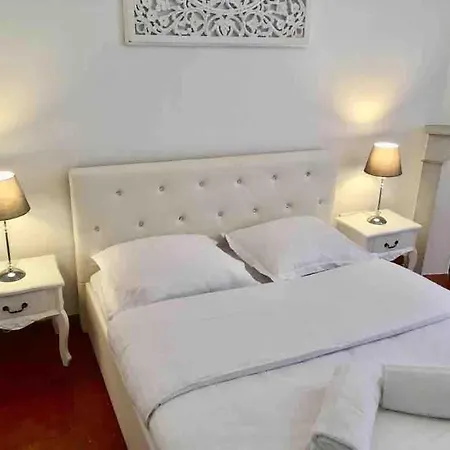 Great Historic Neighborhood Location!!